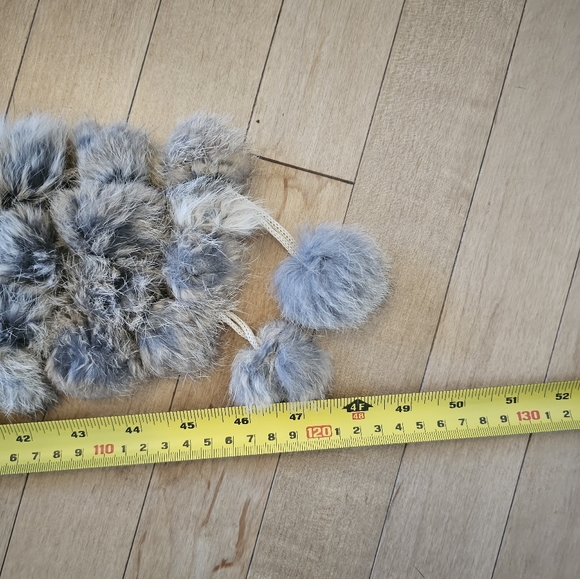 Rabbit Fur Ball Scarf - Picture 5 of 5